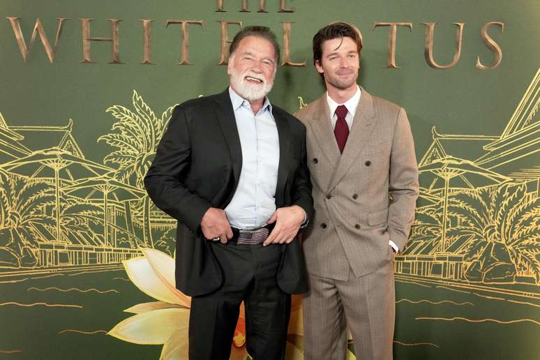 Arnold e Patrick Schwarzenegger durante premiê de White Lotus