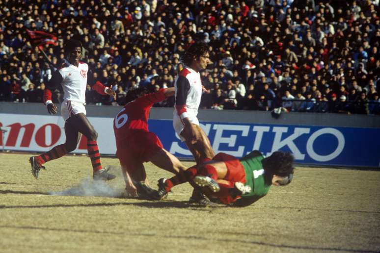 Adílio e Lico no lance do segundo gol flamenguista na partida