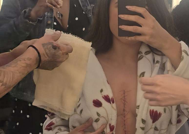 Maísa posta foto com maquiagem imitando cicatriz no peito