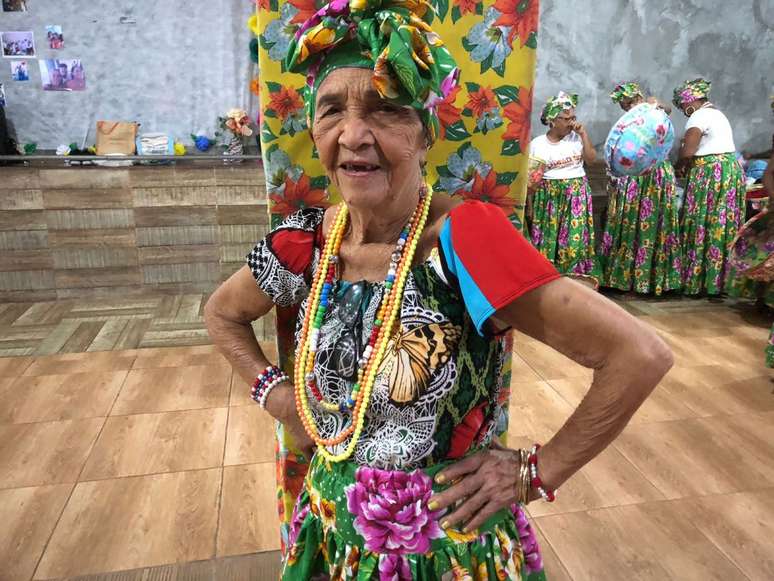Valquíria Souza Santos cuida da casa sozinha e, duas vezes por semana, vai de ônibus ao ensaio.