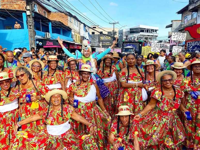 Sambadeiras de Cajazeiras no Cajarriê de 2024. Grupo vem à frente do trio elétrico dançando samba junino.