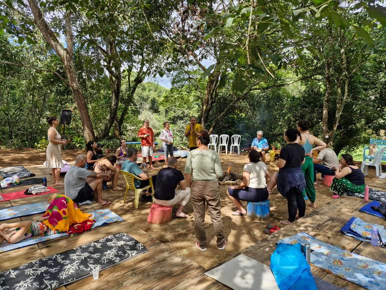 Grupo de fi&eacute;is se unem durante retiro espiritual no DF