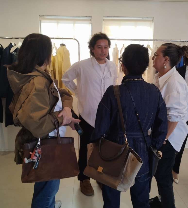 O diretor de marketing da marca, Thiago Arikawa, entre convidados do evento