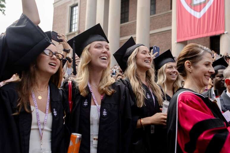 Estudantes durante colação de grau em Harvard