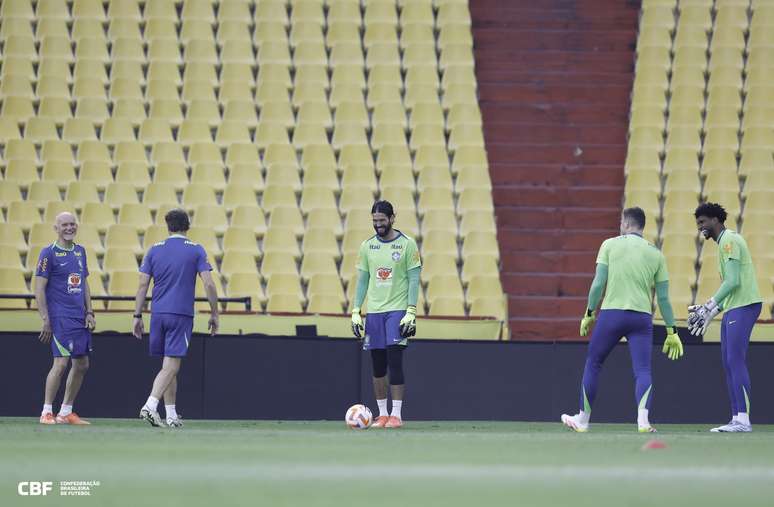 Goleiros da Seleção Brasileira durante o treino desta quarta-feira (4) no Monumental de Guayaquil (