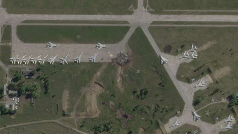 Esta imagem de sat&eacute;lite mostra aeronaves militares, algumas destru&iacute;das, na base a&eacute;rea de Belaya em 4 de junho