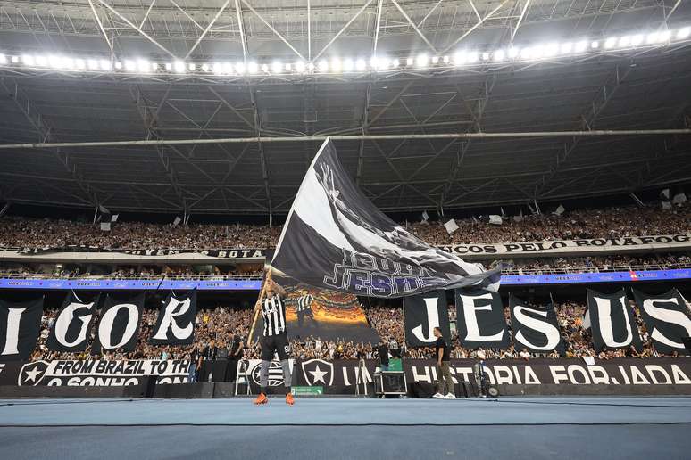 Igor Jesus com seu bandeir&atilde;o 