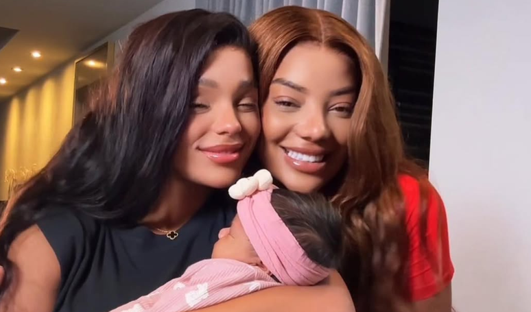 Ludmilla e Brunna Gonçalves exibem o rosto da filha pela primeira vez e derretem famosos e fãs: ‘A cara da Lud’.