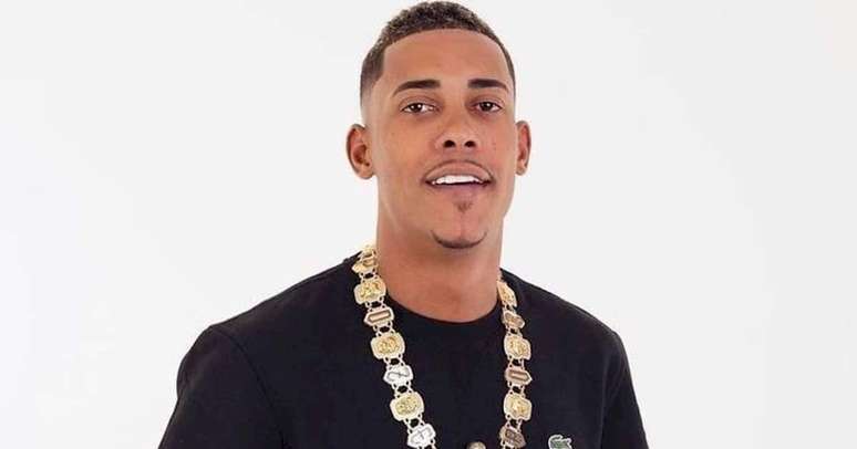 MC Poze do Rodo distribui smartphones em sem&aacute;foro