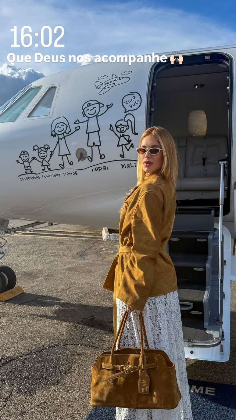 Com look de R$ 70 mil, Virginia mostra jatinho com adesivo de Z&eacute; Felipe e as filhas &mdash;