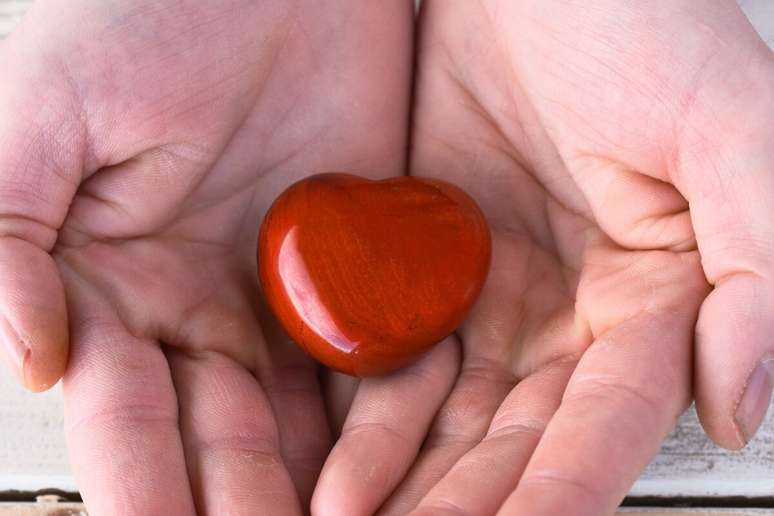 O cristal jaspe vermelho ajuda a reativar a libido feminina 