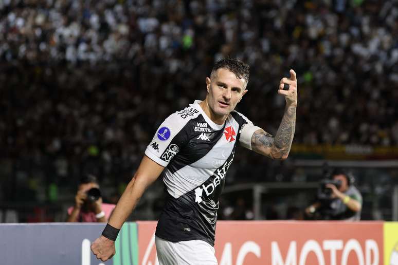 Vegetti vive grande fase no Vasco e recusou proposta para jogar no Corinthians.