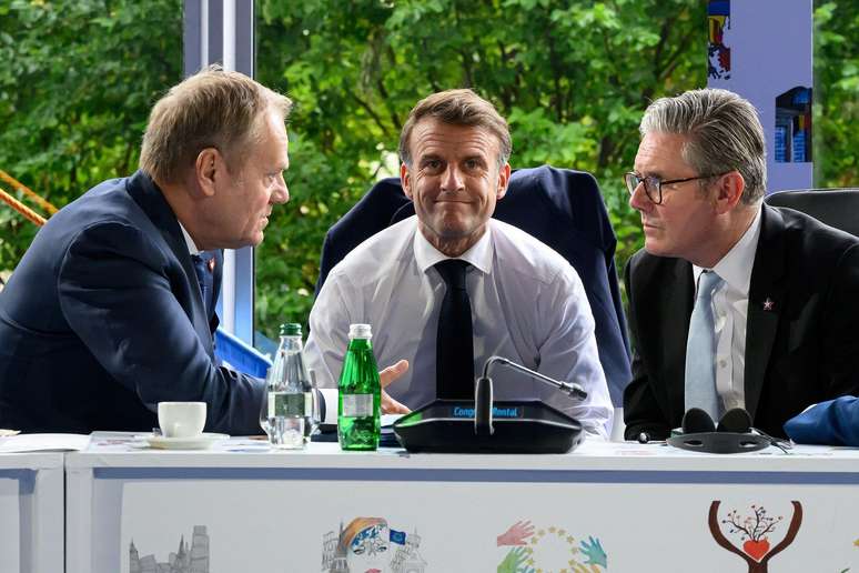 O primeiro-ministro polonês, Donald Tusk, o presidente francês, Emmanuel Macron, e o primeiro-ministro britânico, Keir Starmer, durante a reunião sobre segurança na Ucrânia em maio O primeiro-ministro polonês, Donald Tusk, o presidente francês, Emmanuel Macron, e o primeiro-ministro britânico, Keir Starmer, durante a reunião sobre segurança na Ucrânia em maio