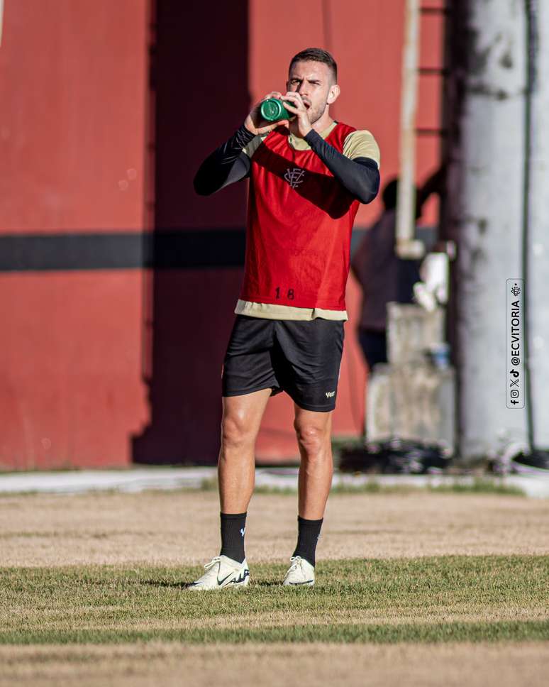 O zagueiro foi apresentado nesta sexta-feira (12)