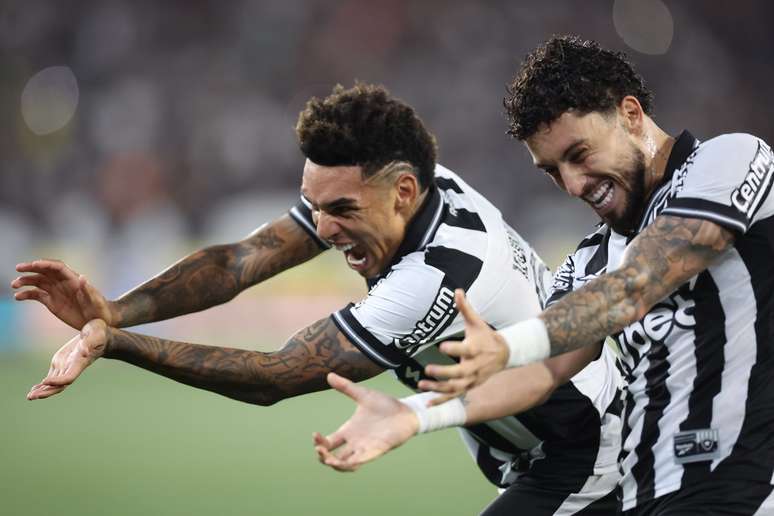 Igor Jesus comemorando o gol de Alex Telles 