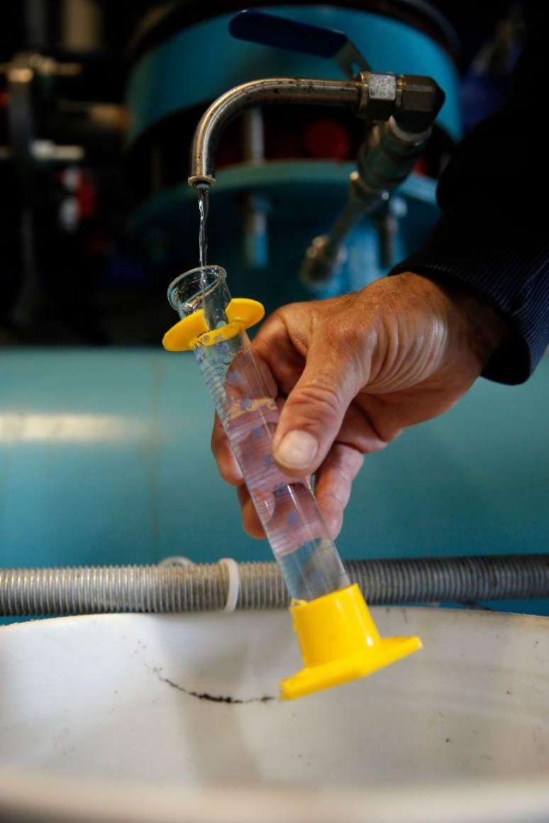 A OMS recomenda que a água potável contenha no máximo 1,5 mg/litro de flúor