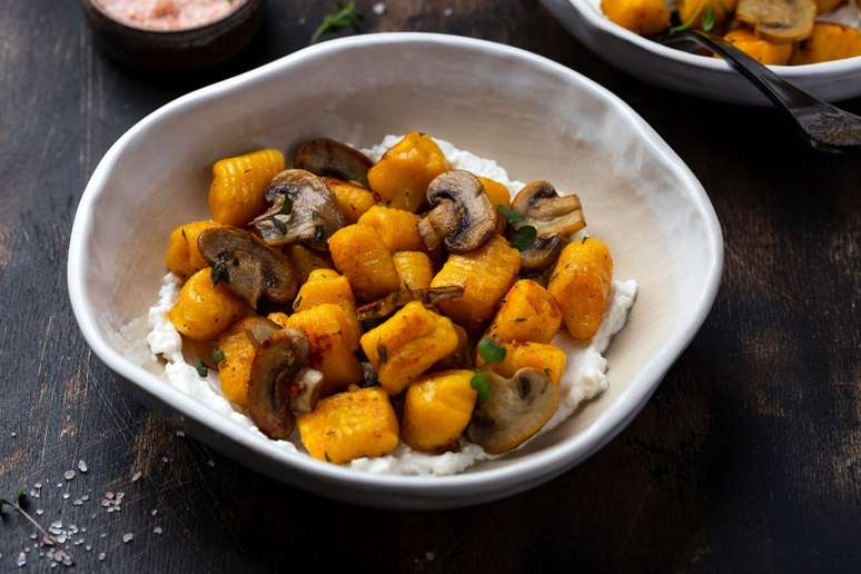 Nhoque de ab&oacute;bora com cogumelo e ricota 