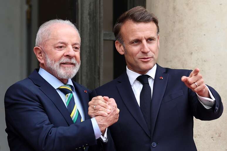 Lula é recebido por Macron na França