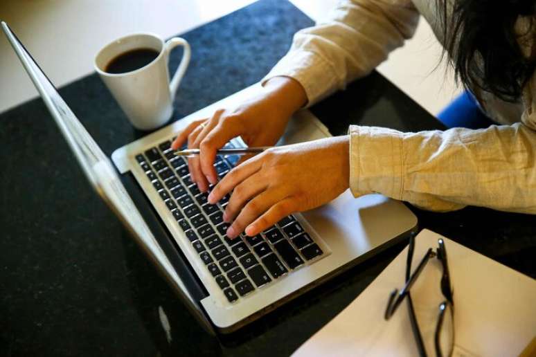 Grande parte da geração Z acredita que colegas mais velhos têm problemas com tecnologia, mas veteranos não concordam.