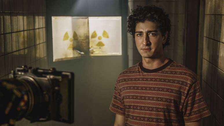 Johnny Massaro ser&aacute; protagonista da miniss&eacute;rie Emerg&ecirc;ncia Radiotiva, na Netflix