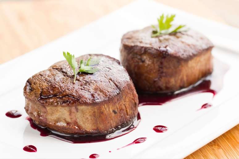 Medalh&otilde;es de fil&eacute; mignon com molho de vinho tinto 