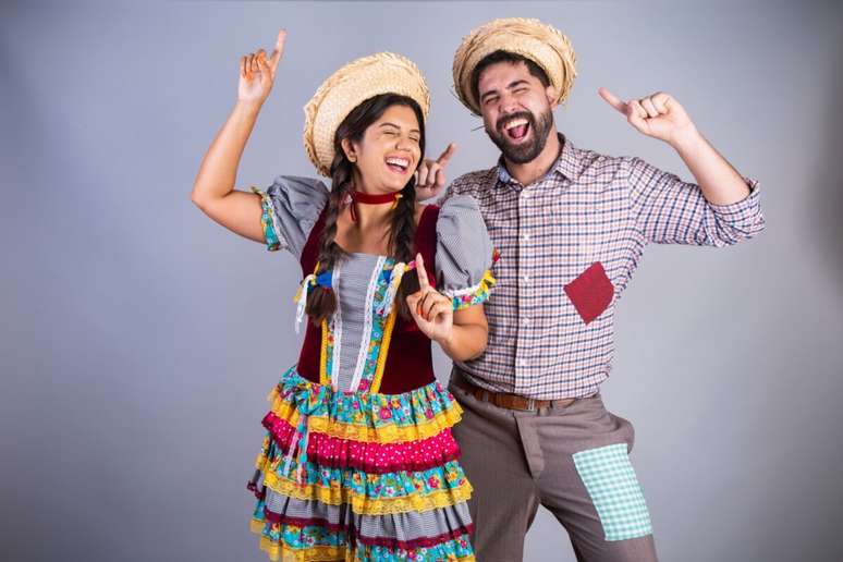 A aplicação de patches de tecidos coloridos na calça deixo o look mais divertido 