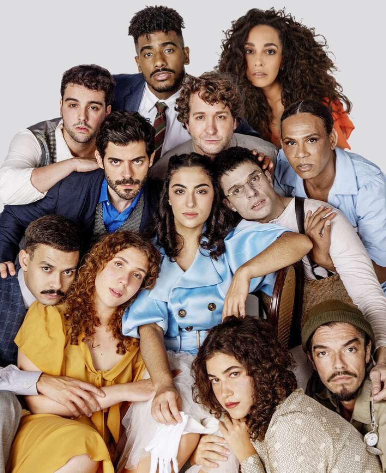 Elenco do musical 'Alice de Cor e Salteado', que fica em cartaz em SP at&eacute; agosto