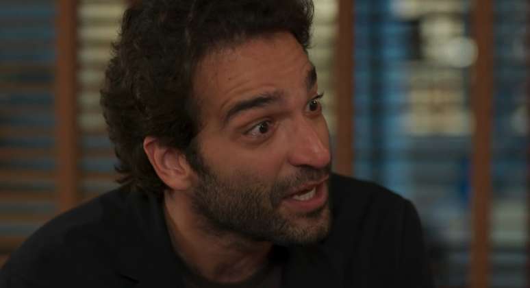 Afonso (Humberto Carrão) manipula os sentimentos alheios para conseguir o que quer