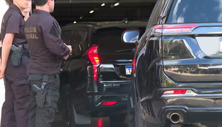 O ex-presidente estava acompanhado, pois foram vistos dois carros chegando juntos