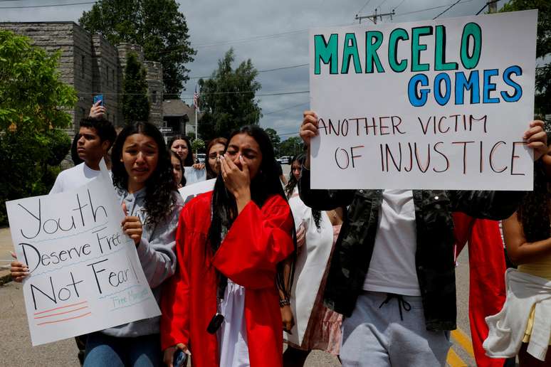 Colegas de classe de Marcelo Gomes da Silva juntam-se a membros da comunidade em manifestação de apoio ao estudante (01/06/2025)