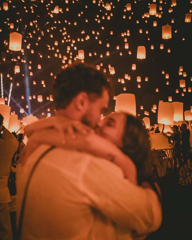 Larissa Manoela beija o marido, Andr&eacute;