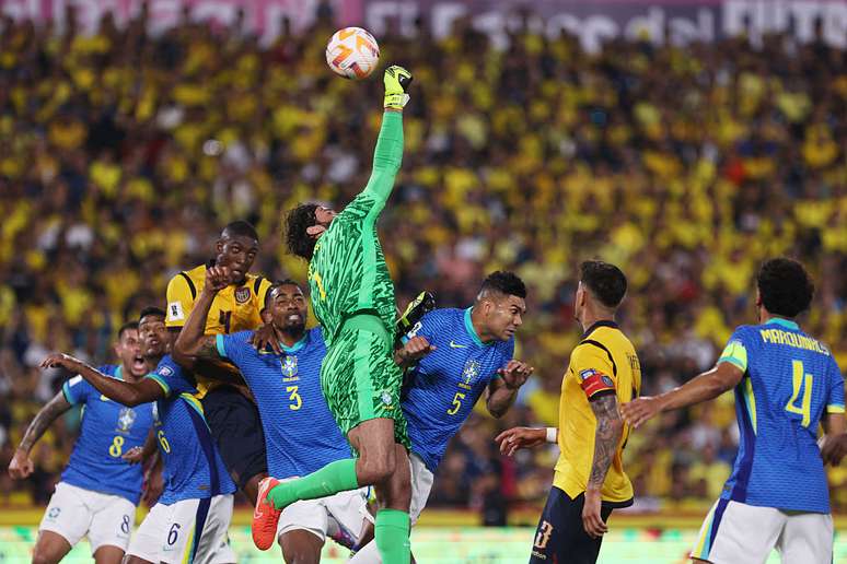 Alisoion hace la protección del doul entre Brasil y Ecuador en la Copa Mundial Procenuis