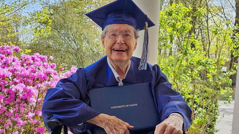 Joan Alexander recebeu o diploma aos 88 anos
