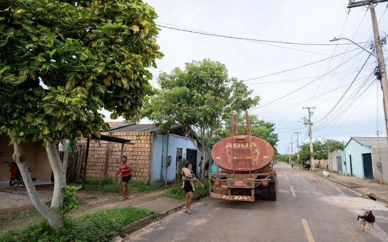 Caminhão-pipa abastece o RUC Laranjeiras, em Altamira, com fornecimento irregular de água.