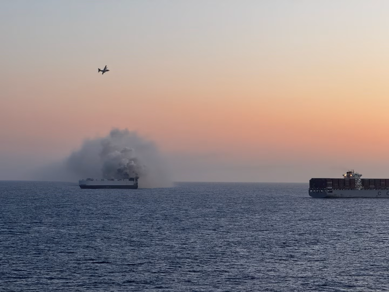 Navio Morning Midas abandonado no Oceano Pacífico