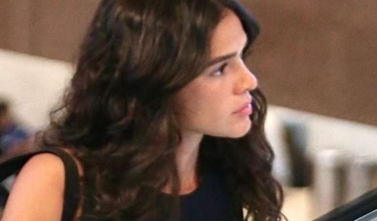 Bruna Marquezine &eacute; zoada na internet ap&oacute;s pergunta sobre viagem: 'Quer carona ou ajuda na gasolina'.