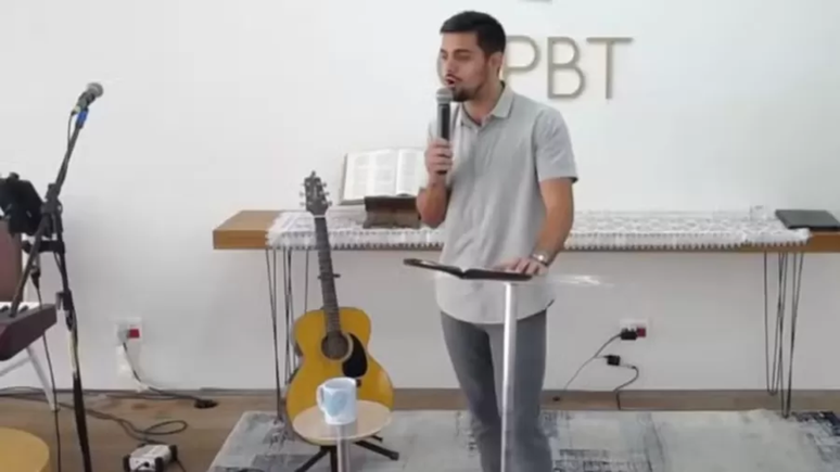 Felipe Simas &eacute; flagrado fazendo prega&ccedil;&atilde;o em igreja evang&eacute;lica