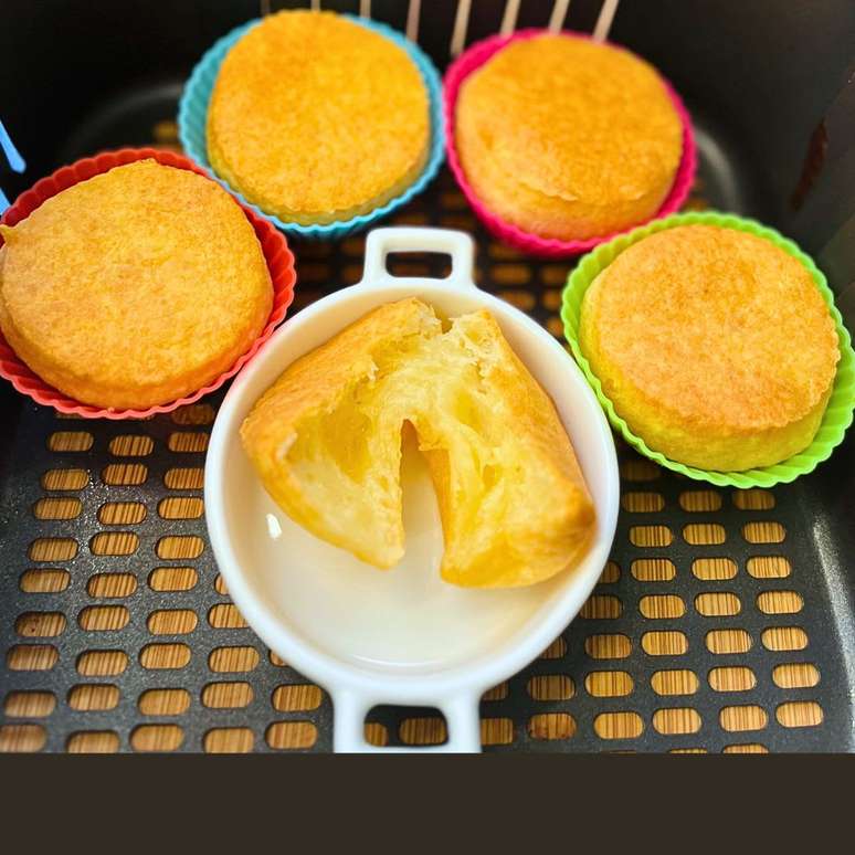 Easy cheese bread on Airfryer: golden and without curling