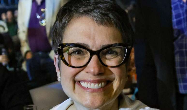 Sandra Annenberg faz rar&iacute;ssima apari&ccedil;&atilde;o com o pai e marido, Ernesto Paglia, em show de Roberto Carlos no dia do seu 57&ordm; anivers&aacute;rio.