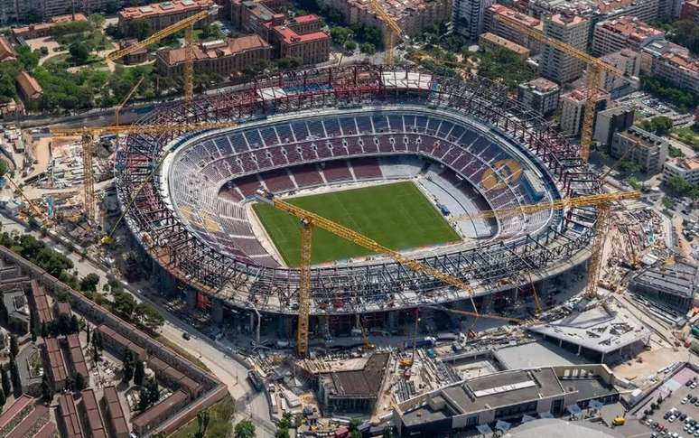 Barcelona asks to play the start of the season away from home