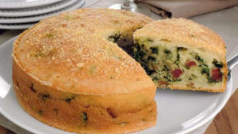 Savory blender cake with spinach and bacon: prepare the tasty recipe