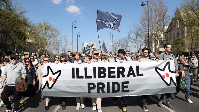 Pessoas marcham durante o protesto "Sejamos todos iguais", organizado por opositores contra as medidas do primeiro-ministro h&uacute;ngaro Viktor Orb&aacute;n que visam proibir a Parada do Orgulho LGBTQIA+, em Budapeste, na Hungria, em 12 de abril de 2025.