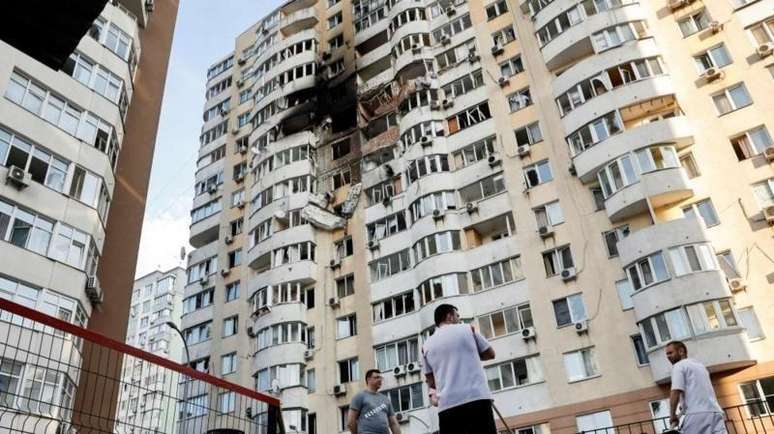 Moradores de Kiev inspecionam os danos ap&oacute;s os ataques russos de sexta-feira (6/6)