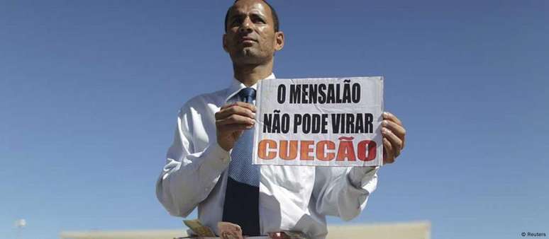 Nos dias do julgamento do mensal&atilde;o, manifestantes pediam condena&ccedil;&atilde;o dos r&eacute;us em frente ao STF