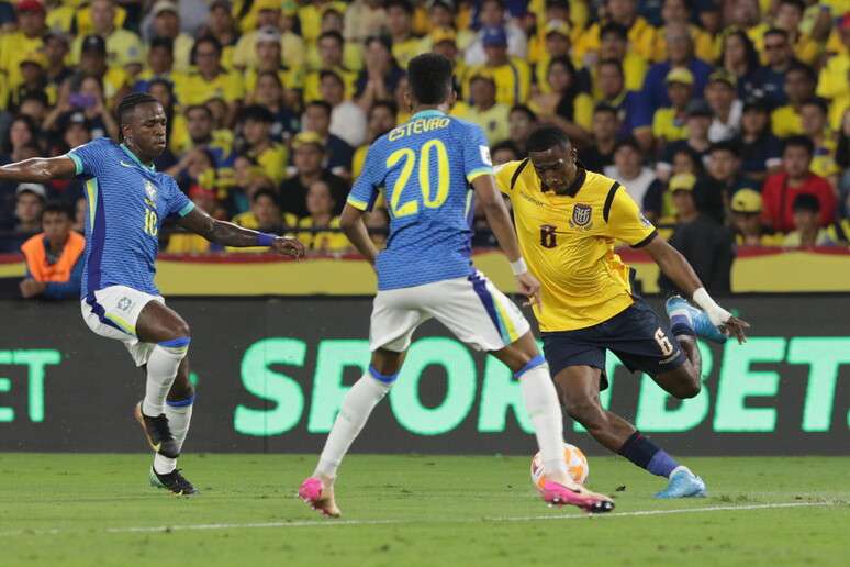 Vinicius Jr. e Est&ecirc;v&atilde;o n&atilde;o conseguiram furar defesa equatoriana