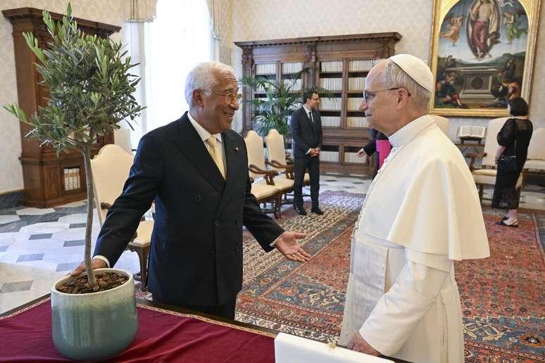 Costa e Le&atilde;o XIV durante o encontro ocorrido hoje no Pal&aacute;cio Apost&oacute;lico do Vaticano