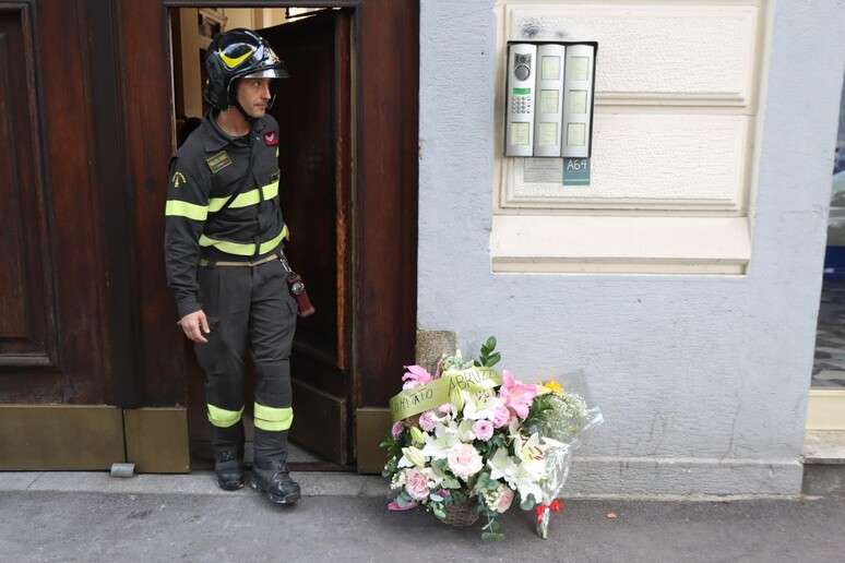 Flores em homenagem a Sueli Leal Barbosa, morta ao se jogar de pr&eacute;dio para fugir de inc&ecirc;ndio