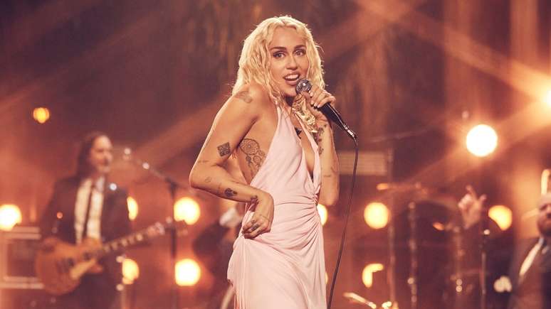 A preocupa&ccedil;&atilde;o de Miley Cyrus com Sabrina Carpenter