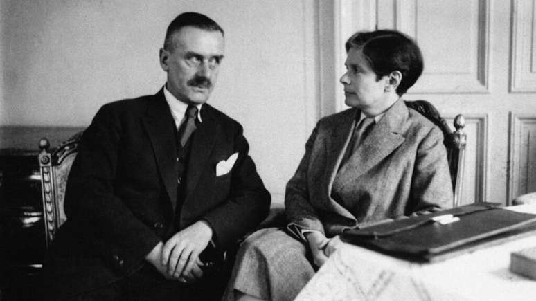 O escritor alem&atilde;o Thomas Mann e sua mulher Katia, fotografados em um quarto de hotel em Estocolmo, Su&eacute;cia, em 23 de dezembro de 1929, momento em que o escritor ganhou o Pr&ecirc;mio Nobel de Literatura por seu romance &ldquo;Buddenbrooks&rdquo;.