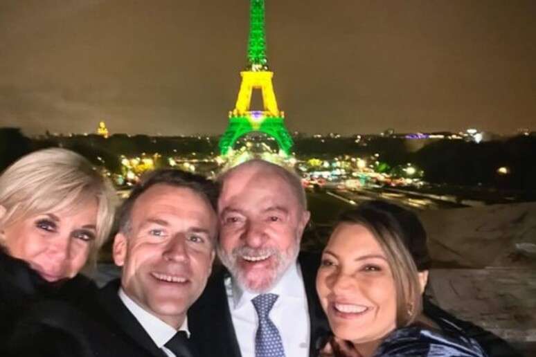 Brigitte, Macron, Lula e Janja fazem selfie com vista para Torre Eiffel